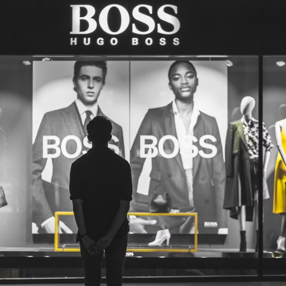 Магазины Hugo Boss стали заново открываться в России