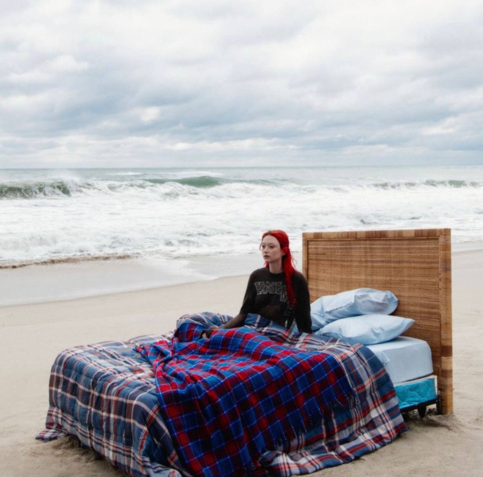 Идеальное воскресенье: двуспальная кровать на пляже в кампейне Heaven by Marc Jacobs