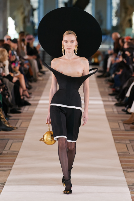 Модели с тремя грудями шокировали публику на показе итальянской моды в Милане