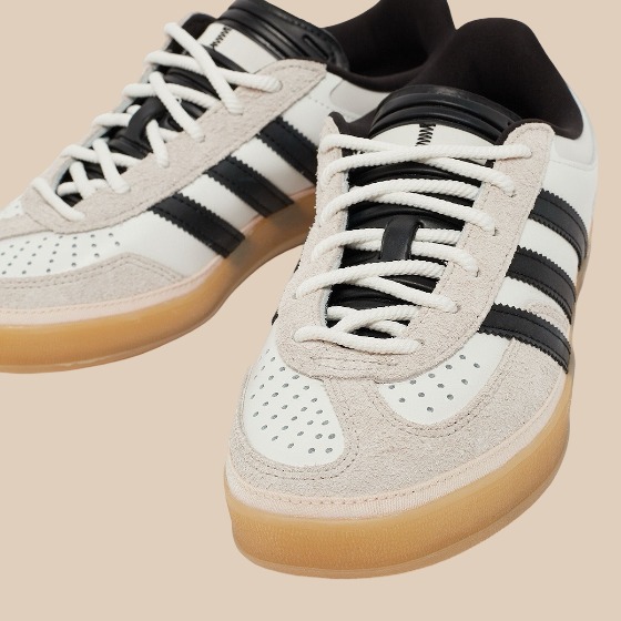 Adidas создал асимметричную версию культовых кроссовок Gazelle